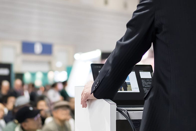 登壇者が大勢の前で喋っている