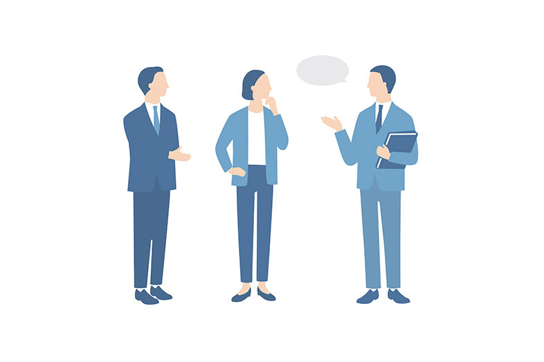 3人で立って話し合いをしている
